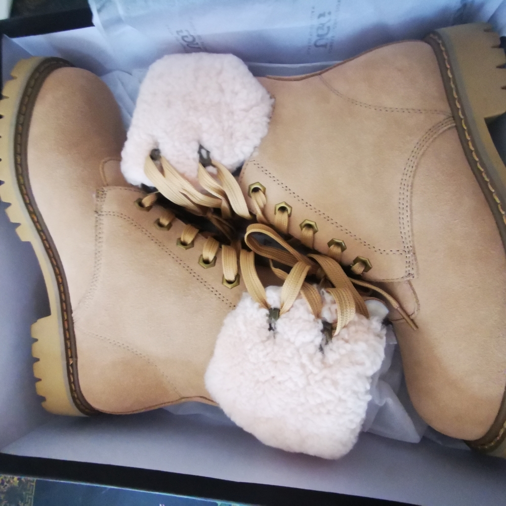 UGG boots - Picture 1 of 4